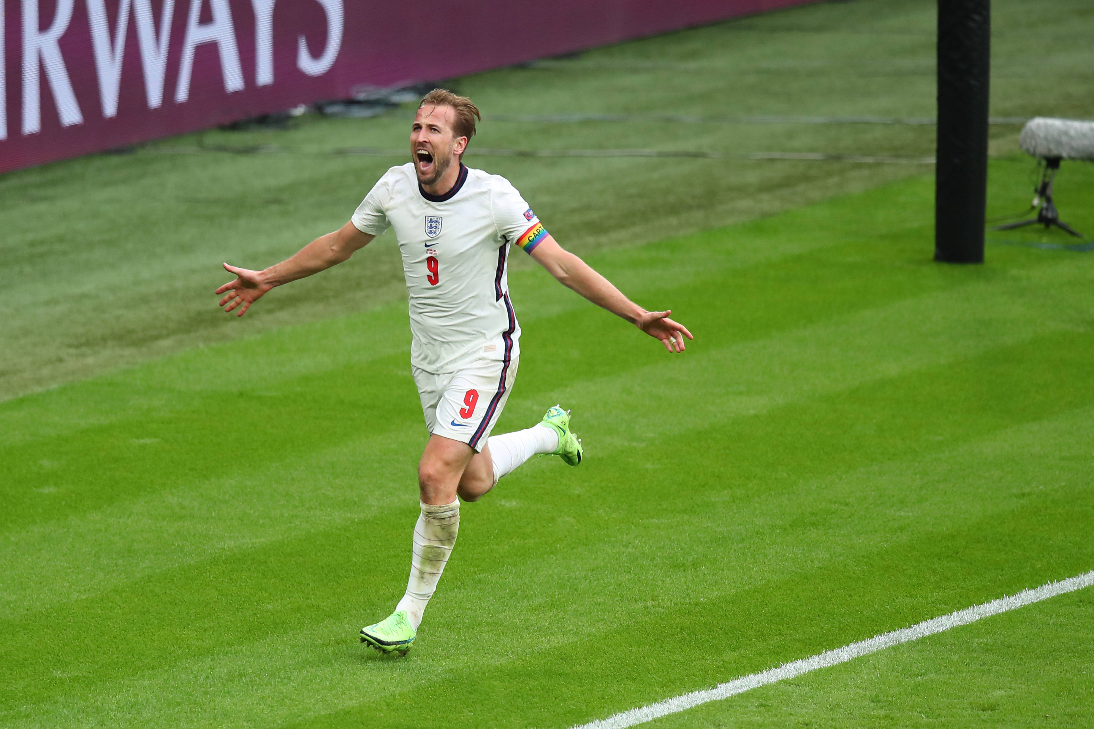 包含凯恩迎来三赛季高光表现，尤文图斯球迷沸腾！的词条